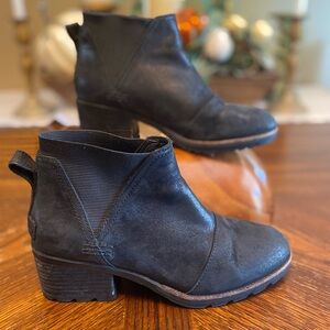 Women’s SOREL black leather pull on ankle boots